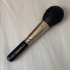 MAC 129SH powder blush brush with short ha…